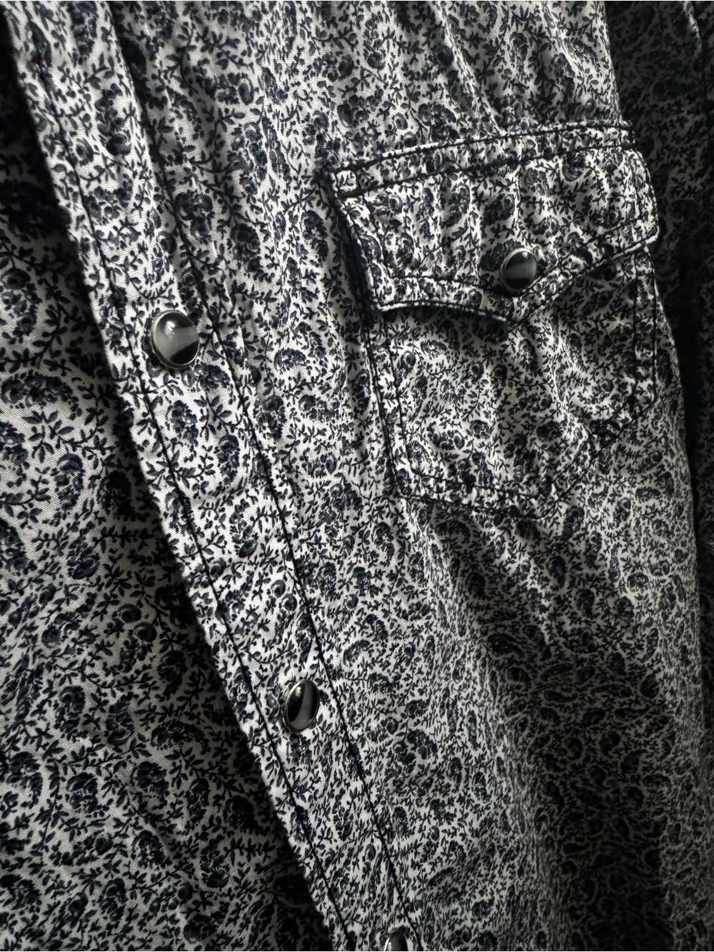 Cody James Western Short Sleeve Button-Down Shirt in Navy & White Paisley - Picture 6 of 6